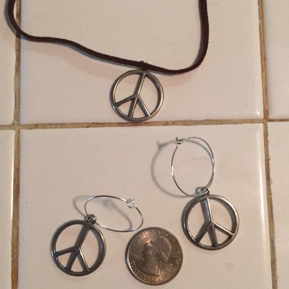 Earrings and necklace🌻🌻💫⭐️✨🔆🎀⚓️🧘‍♀️🧘🏼‍♂️